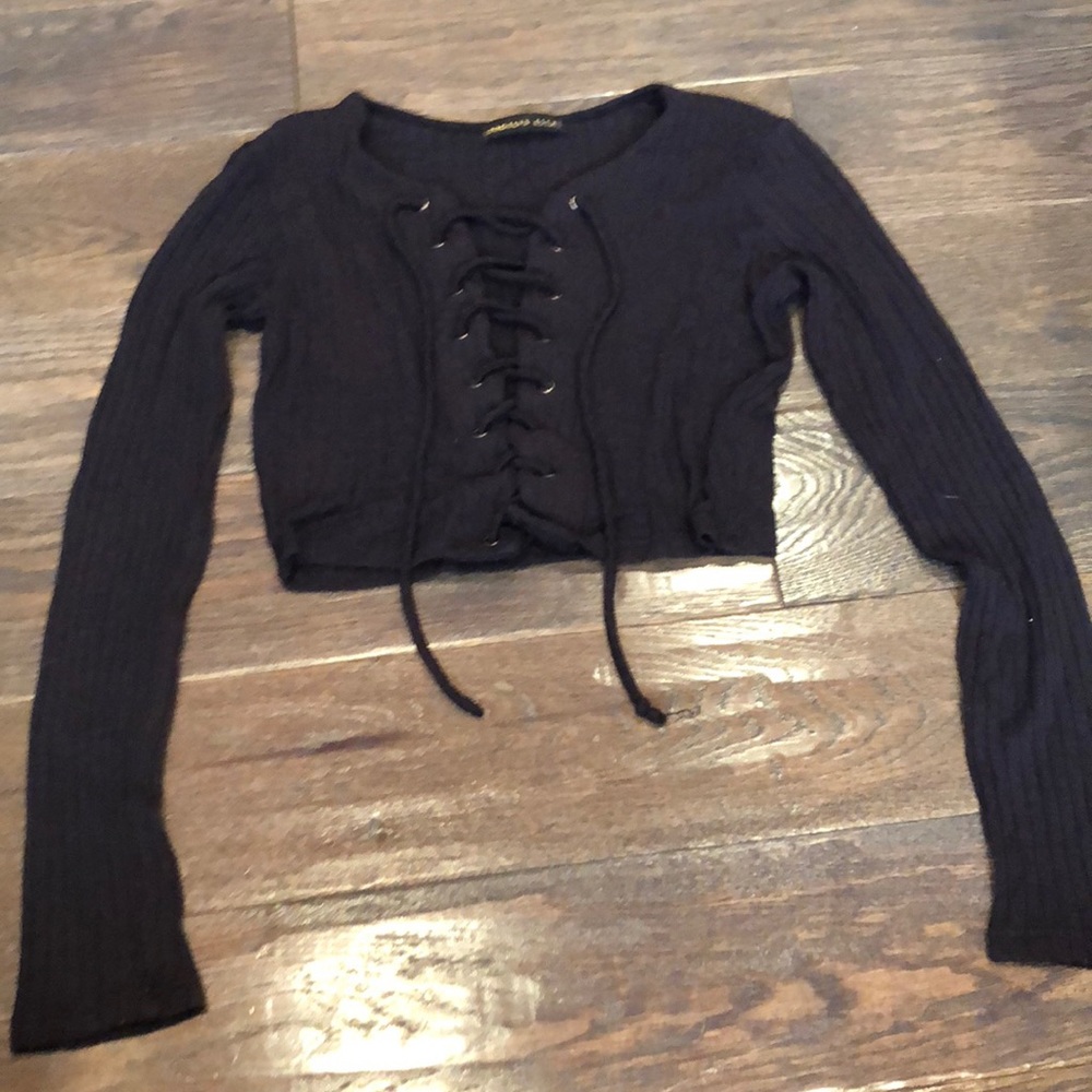 Black ribbed crop top w ties going the front